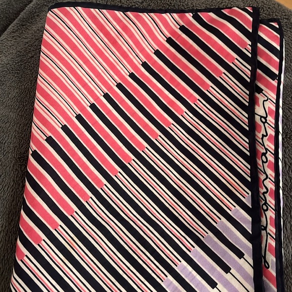 💥HOST PICK💥 VTG Designer silk geometric scarf - Picture 6 of 8